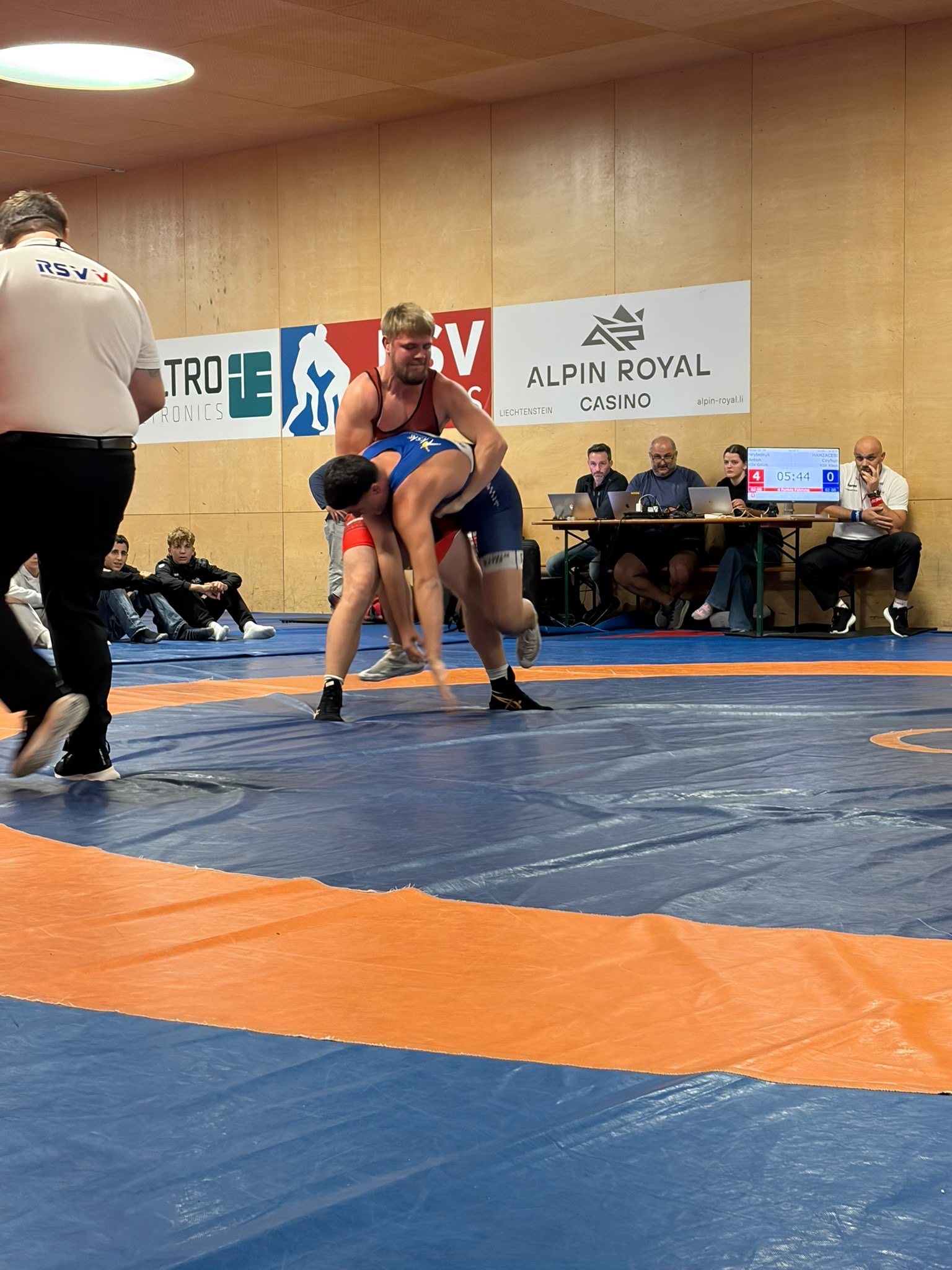 /user/pages/02.berichte/gelungene-landesmeisterschaft-im-ringsportzentrum-west/f7faf3ee-59c0-464d-a6a6-1cca183c339c.JPG